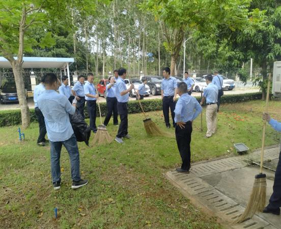 組織開展環(huán)境整治，共建綠色公交家園